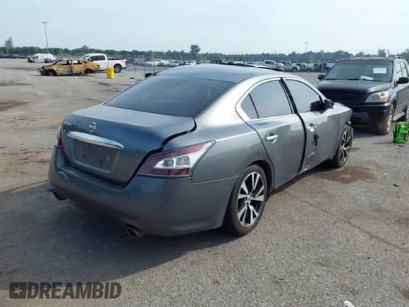 2014 Nissan Maxima SV z VIN 1N4AA5AP9EC446668, wystawiony jako IAAI lot #42846517 z przebiegiem 278 952 mil mil oraz . Historia ofert i sprzedaży dostępna na DreamBid. Obrazek 4.