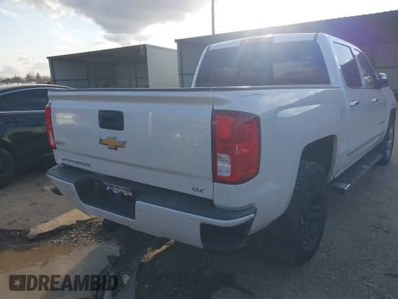 2017 Chevrolet Silverado 1500 LTZ z VIN 3GCUKSEC9HG291311, wystawiony jako IAAI lot #41492048 z przebiegiem Nie podano mil oraz . Historia ofert i sprzedaży dostępna na DreamBid. Obrazek 4.