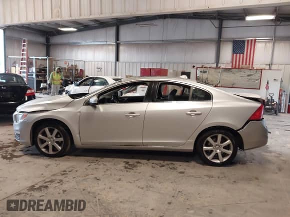 2016 Volvo S60 T5 Drive-E Premier z VIN YV126MFK7G2409287, wystawiony jako IAAI lot #42359026 z przebiegiem 51 495 mil mil oraz . Historia ofert i sprzedaży dostępna na DreamBid. Obrazek 14.