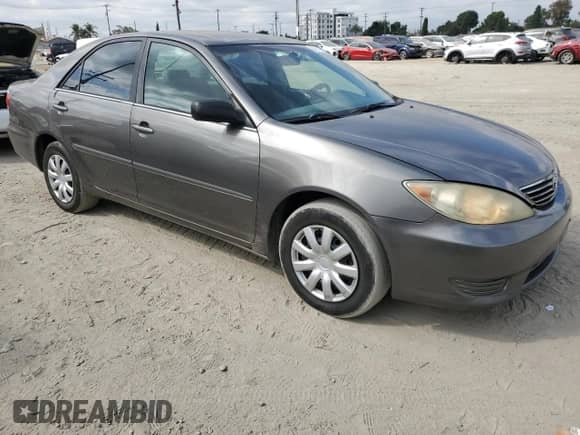 2005 Toyota Camry STD z VIN 4T1BE32K55U503688, wystawiony jako Copart lot #80491165 z przebiegiem 304 763 mil mil oraz Czysty tytuł • Clean title. Historia ofert i sprzedaży dostępna na DreamBid. Obrazek 4.