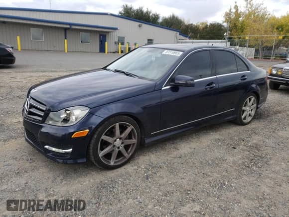2014 Mercedes-Benz C 250 Sport z VIN WDDGF4HB1EA966388, wystawiony jako Copart lot #87310955 z przebiegiem 85 014 mil mil oraz Czysty tytuł • Clean title. Historia ofert i sprzedaży dostępna na DreamBid. Obrazek 1.