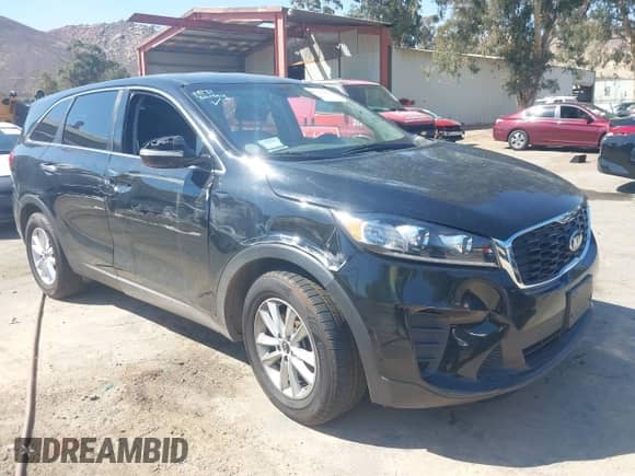 2020 Kia Sorento LX z VIN 5XYPG4A55LG663171, wystawiony jako IAAI lot #43104844 z przebiegiem 125 639 mil mil oraz . Historia ofert i sprzedaży dostępna na DreamBid. Obrazek 1.