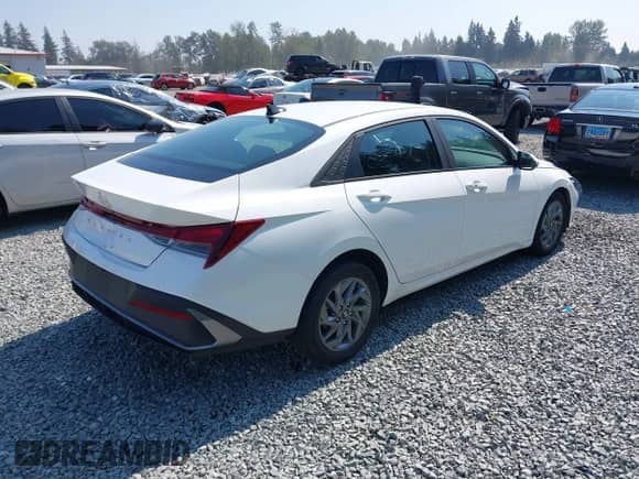 2024 Hyundai Elantra SEL z VIN KMHLM4DG6RU648718, wystawiony jako IAAI lot #43110710 z przebiegiem 52 349 mil mil oraz . Historia ofert i sprzedaży dostępna na DreamBid. Obrazek 4.