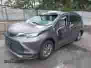 2022 Toyota Sienna LE z VIN 5TDKRKEC8NS078558, wystawiony jako IAAI lot #43313358 z przebiegiem 86 219 mil mil oraz . Historia ofert i sprzedaży dostępna na DreamBid. Obrazek 2.