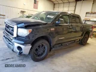 2013 Toyota Tundra z VIN 5TFDW5F16DX282168, wystawiony jako Copart lot #70850395 z przebiegiem 104 597 mil mil oraz Szkoda całkowita • Salvage title. Historia ofert i sprzedaży dostępna na DreamBid. Obrazek 1.