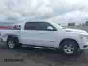 2019 Ram 1500 Big Horn z VIN 1C6RREFT4KN819859, wystawiony jako IAAI lot #43292595 z przebiegiem 88 477 mil mil oraz . Historia ofert i sprzedaży dostępna na DreamBid. Obrazek 14.