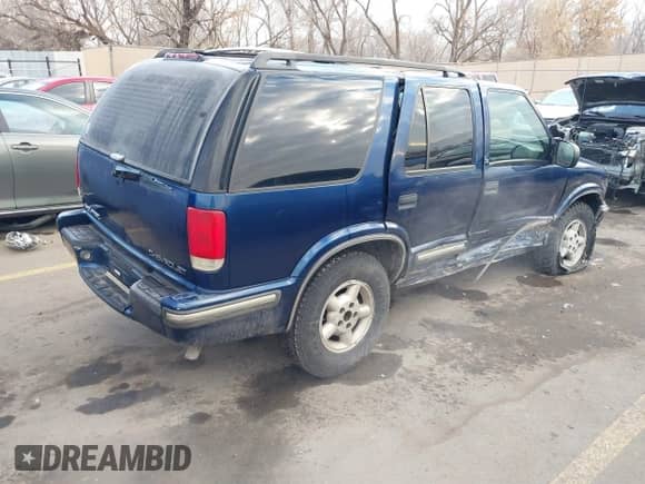 1999 Chevrolet Blazer LS z VIN 1GNDT13W0X2223207, wystawiony jako IAAI lot #41352241 z przebiegiem 239 263 mil mil oraz . Historia ofert i sprzedaży dostępna na DreamBid. Obrazek 4.