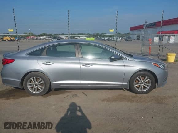 2017 Hyundai Sonata 2.4L z VIN 5NPE24AF3HH594432, wystawiony jako IAAI lot #42892040 z przebiegiem 358 183 mil mil oraz . Historia ofert i sprzedaży dostępna na DreamBid. Obrazek 13.