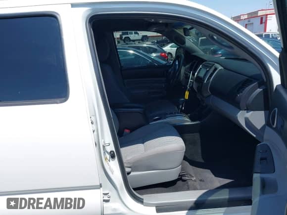 2014 Toyota Tacoma PreRunner z VIN 5TFJX4GN0EX030638, wystawiony jako IAAI lot #43008674 z przebiegiem 94 142 mil mil oraz . Historia ofert i sprzedaży dostępna na DreamBid. Obrazek 5.