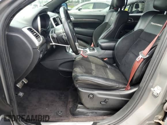 2018 Jeep Grand Cherokee Trackhawk z VIN 1C4RJFN92JC318555, wystawiony jako Copart lot #60436545 z przebiegiem 58 628 mil mil oraz Czysty tytuł • Clean title. Historia ofert i sprzedaży dostępna na DreamBid. Obrazek 7.