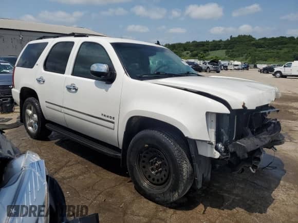 2014 Chevrolet Tahoe LTZ z VIN 1GNSKCE06ER205667, wystawiony jako Copart lot #54498035 z przebiegiem 93 433 mil mil oraz Szkoda całkowita • Salvage title. Historia ofert i sprzedaży dostępna na DreamBid. Obrazek 4.