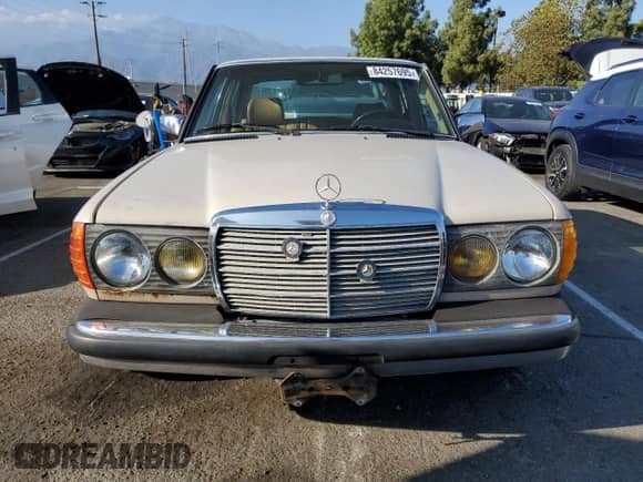 1984 Mercedes-Benz 300 D с VIN WDBAB33A1EA106820, выставлен на аукционе Copart как лот 84257695 с пробегом 414 000 миль миль и Чистый • Clean title. История ставок и продаж доступна на DreamBid. Изображение 5.
