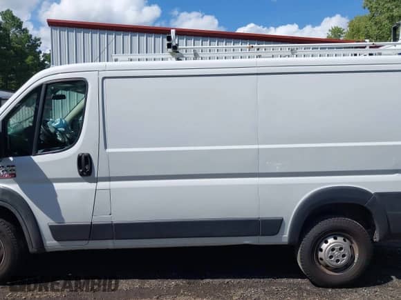 2015 Ram ProMaster Cargo z VIN 3C6TRVAG1FE520713, wystawiony jako IAAI lot #42751678 z przebiegiem 231 167 mil mil oraz . Historia ofert i sprzedaży dostępna na DreamBid. Obrazek 14.