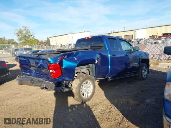 2018 Chevrolet Silverado 1500 LT z VIN 1GCVKREC0JZ114391, wystawiony jako IAAI lot #43417165 z przebiegiem 112 708 mil mil oraz . Historia ofert i sprzedaży dostępna na DreamBid. Obrazek 4.