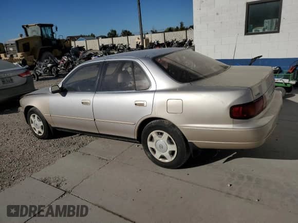 1995 Toyota Camry LE z VIN JT2GK12E9S0111987, wystawiony jako Copart lot #68873785 z przebiegiem 321 898 mil mil oraz Czysty tytuł • Clean title. Historia ofert i sprzedaży dostępna na DreamBid. Obrazek 2.