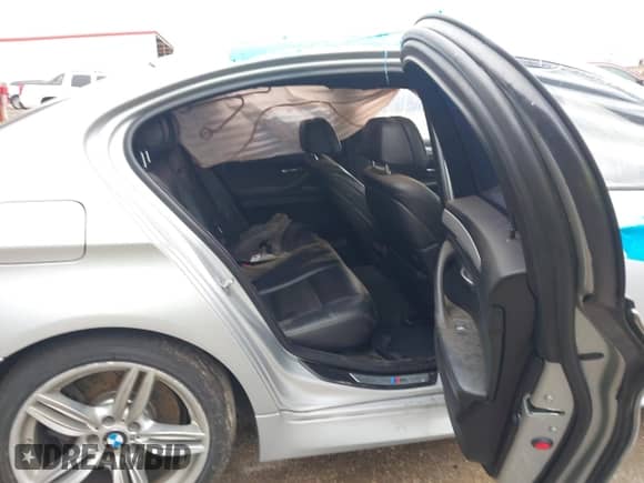 2015 BMW 5 Series 550i с VIN WBAKN9C54FD961043, выставлен на аукционе IAAI как лот 41952631 с пробегом 109 762 миль миль и . История ставок и продаж доступна на DreamBid. Изображение 8.