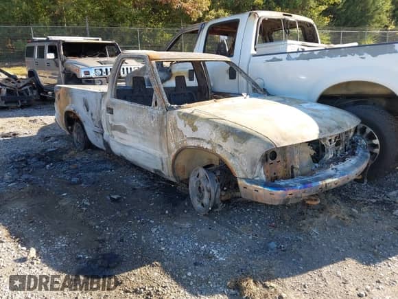 2000 Chevrolet S-10 LS with VIN 1GCDT14W3YK137589, listed as a IAAI auction lot 43352291 with Not provided miles and . Bid and sale history available at DreamBid. Image 6.