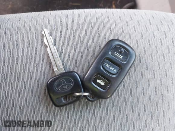 2002 Toyota Camry LE z VIN 4T1BE32K22U010806, wystawiony jako IAAI lot #43425571 z przebiegiem 160 384 mil mil oraz . Historia ofert i sprzedaży dostępna na DreamBid. Obrazek 11.