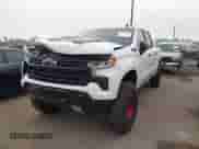 2024 Chevrolet Silverado 1500 LT Trail Boss z VIN 3GCUDFE81RG231196, wystawiony jako IAAI lot #41242013 z przebiegiem 14 747 mil mil oraz . Historia ofert i sprzedaży dostępna na DreamBid. Obrazek 17.