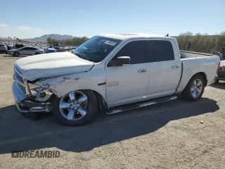 2018 Ram 1500 Big Horn z VIN 1C6RR6LM8JS226007, wystawiony jako Copart lot #47808405 z przebiegiem 86 329 mil mil oraz Szkoda całkowita • Salvage title. Historia ofert i sprzedaży dostępna na DreamBid. Obrazek 1.