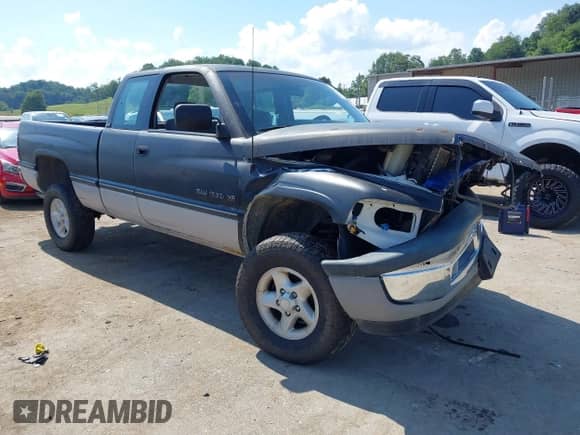 1996 Dodge 1500 z VIN 3B7HF13Z0TG175107, wystawiony jako IAAI lot #42721638 z przebiegiem 127 140 mil mil oraz . Historia ofert i sprzedaży dostępna na DreamBid. Obrazek 1.
