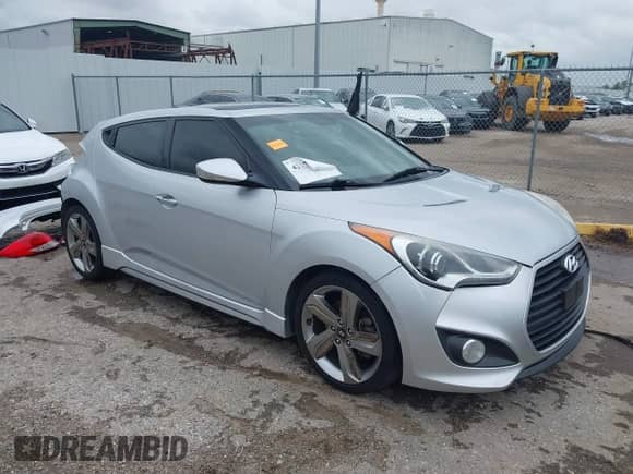 2013 Hyundai Veloster Turbo z VIN KMHTC6AE2DU122273, wystawiony jako IAAI lot #42174272 z przebiegiem 157 152 mil mil oraz . Historia ofert i sprzedaży dostępna na DreamBid. Obrazek 1.
