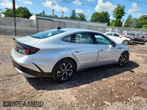 2025 Hyundai Sonata SEL z VIN KMHL64JA5SA481964, wystawiony jako Copart lot #64128205 z przebiegiem 1 789 mil mil oraz Szkoda całkowita • Salvage title. Historia ofert i sprzedaży dostępna na DreamBid. Obrazek 3.