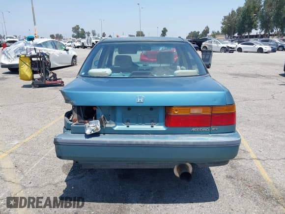 1991 Honda Accord EX z VIN JHMCB7560MC063583, wystawiony jako IAAI lot #42563870 z przebiegiem 226 798 mil mil oraz . Historia ofert i sprzedaży dostępna na DreamBid. Obrazek 16.