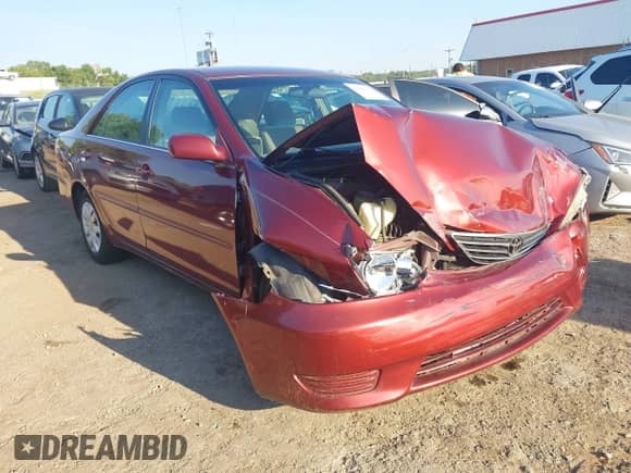 2005 Toyota Camry STD z VIN 4T1BE32K15U101781, wystawiony jako IAAI lot #42966156 z przebiegiem 136 379 mil mil oraz . Historia ofert i sprzedaży dostępna na DreamBid. Obrazek 1.