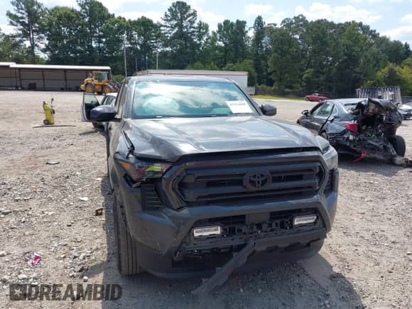 2025 Toyota Tacoma SR5 с VIN 3TMKB5FN2SM039157, выставлен на аукционе IAAI как лот 43213608 с пробегом 3 249 миль миль и . История ставок и продаж доступна на DreamBid. Изображение 6.