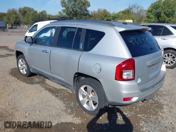2012 Jeep Compass Sport z VIN 1C4NJDBB0CD621065, wystawiony jako IAAI lot #43342091 z przebiegiem 166 081 mil mil oraz . Historia ofert i sprzedaży dostępna na DreamBid. Obrazek 3.