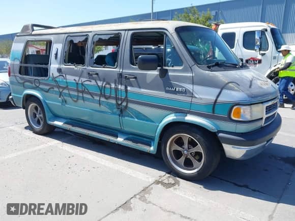 1994 Dodge Cargo z VIN 2B7HB21Y7RK152334, wystawiony jako IAAI lot #42137830 z przebiegiem 162 292 mil mil oraz . Historia ofert i sprzedaży dostępna na DreamBid. Obrazek 1.