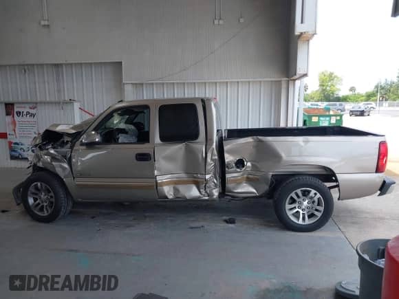 2002 Chevrolet Silverado 1500 LS with VIN 2GCEC19T221427915, listed as a IAAI auction lot 43143055 with Not provided miles and . Bid and sale history available at DreamBid. Image 14.