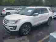 2016 Ford Explorer Platinum z VIN 1FM5K8HT4GGB42233, wystawiony jako IAAI lot #43073444 z przebiegiem 89 125 mil mil oraz . Historia ofert i sprzedaży dostępna na DreamBid. Obrazek 2.