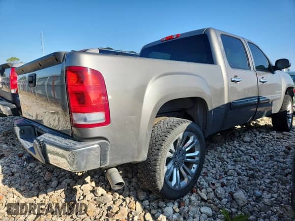 2013 GMC Sierra 1500 SLE with VIN 3GTP1VE02DG204432, listed as a Copart auction lot 81194885 with 209,757 mi miles and Salvage title. Bid and sale history available at DreamBid. Image 3.