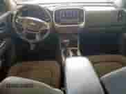 2021 Chevrolet Colorado 2WD LT z VIN 1GCGSCEN0M1263667, wystawiony jako Copart lot #64656825 z przebiegiem 65 100 mil mil oraz Czysty tytuł • Clean title. Historia ofert i sprzedaży dostępna na DreamBid. Obrazek 8.