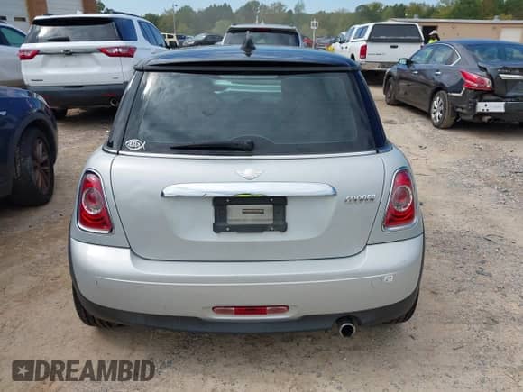 2012 MINI Hardtop с VIN WMWSU3C57CT255749, выставлен на аукционе IAAI как лот 43342110 с пробегом 99 460 миль миль и . История ставок и продаж доступна на DreamBid. Изображение 16.