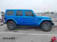 2024 Jeep Wrangler Sahara с VIN 1C4PJXEG9RW237526, выставлен на аукционе IAAI как лот 42112402 с пробегом 2 626 миль миль и . История ставок и продаж доступна на DreamBid. Изображение 13.