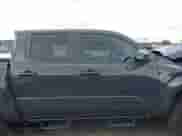 2024 Toyota Tacoma SR5 z VIN 3TMLB5JN2RM051282, wystawiony jako IAAI lot #42370502 z przebiegiem 3 932 mil mil oraz . Historia ofert i sprzedaży dostępna na DreamBid. Obrazek 14.