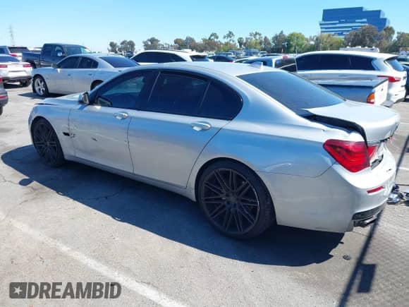 2013 BMW 7 Series 740i z VIN WBAYA6C51DD143836, wystawiony jako IAAI lot #39215782 z przebiegiem 176 881 mil mil oraz . Historia ofert i sprzedaży dostępna na DreamBid. Obrazek 3.