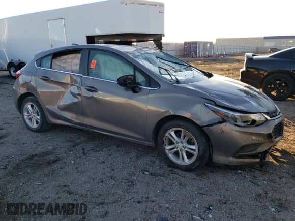 2018 Chevrolet Cruze LT z VIN 3G1BH6SE3JS636492, wystawiony jako Copart lot #80988884 z przebiegiem Nie podano mil oraz Szkoda całkowita • Salvage title. Historia ofert i sprzedaży dostępna na DreamBid. Obrazek 4.