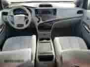 2013 Toyota Sienna LE AAS z VIN 5TDKK3DC4DS343728, wystawiony jako Copart lot #82441635 z przebiegiem 410 648 mil mil oraz Czysty tytuł • Clean title. Historia ofert i sprzedaży dostępna na DreamBid. Obrazek 8.