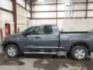 2008 Toyota Tundra z VIN 5TFRT54198X023567, wystawiony jako IAAI lot #43289726 z przebiegiem 185 308 mil mil oraz . Historia ofert i sprzedaży dostępna na DreamBid. Obrazek 14.
