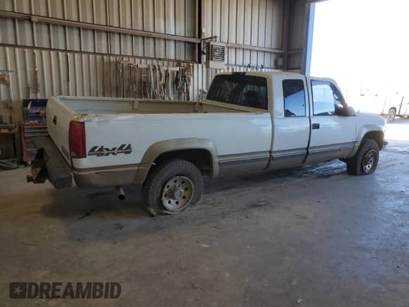 1998 Chevrolet Silverado 2500 с VIN 1GCGK29R8WE102762, выставлен на аукционе Copart как лот 81764284 с пробегом 243 316 миль миль и Списание • Salvage title. История ставок и продаж доступна на DreamBid. Изображение 3.