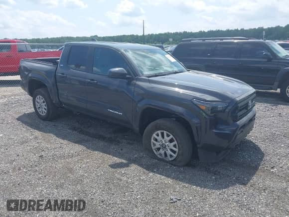 2024 Toyota Tacoma SR5 z VIN 3TMLB5JN3RM039609, wystawiony jako IAAI lot #42811469 z przebiegiem 19 681 mil mil oraz . Historia ofert i sprzedaży dostępna na DreamBid. Obrazek 1.
