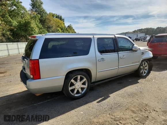 2011 Cadillac Escalade ESV Premium с VIN 1GYS3JEFXBR134946, выставлен на аукционе Copart как лот 90051025 с пробегом 141 139 миль миль и Списание • Salvage title. История ставок и продаж доступна на DreamBid. Изображение 3.