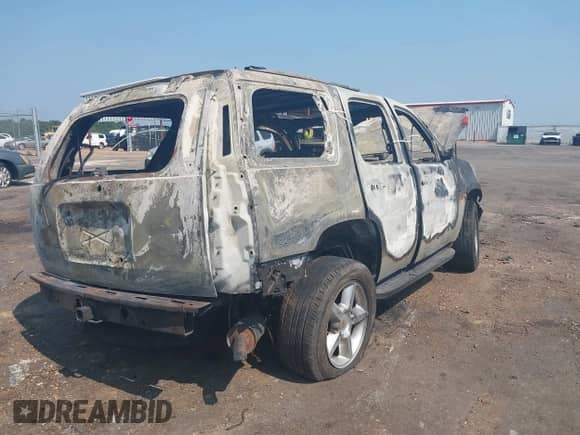 2014 Chevrolet Tahoe LTZ z VIN 1GNSKCE00ER107590, wystawiony jako IAAI lot #42936707 z przebiegiem Nie podano mil oraz . Historia ofert i sprzedaży dostępna na DreamBid. Obrazek 6.