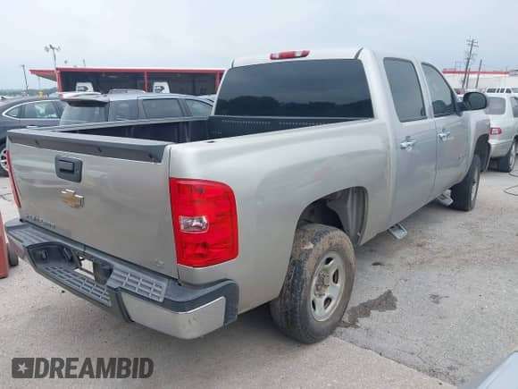 2007 Chevrolet Silverado 1500 Work Truck z VIN 2GCEC13C071556378, wystawiony jako IAAI lot #42282523 z przebiegiem 232 328 mil mil oraz . Historia ofert i sprzedaży dostępna na DreamBid. Obrazek 4.