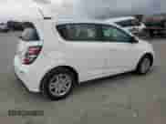 2018 Chevrolet Sonic LT z VIN 1G1JG6SH9J4125507, wystawiony jako Copart lot #55195905 z przebiegiem 142 414 mil mil oraz Szkoda całkowita • Salvage title. Historia ofert i sprzedaży dostępna na DreamBid. Obrazek 3.