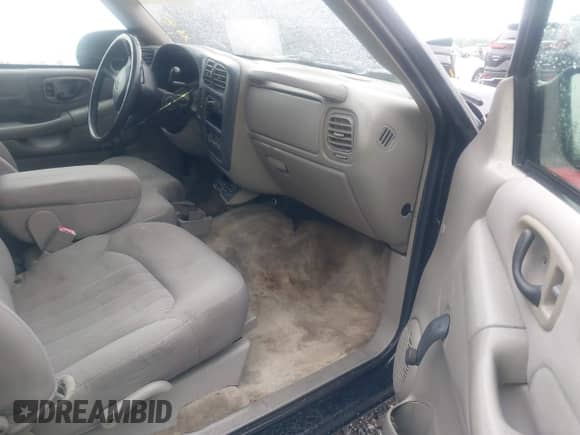 2003 Chevrolet S-10 LS z VIN 1GCCS19X838147296, wystawiony jako IAAI lot #42240776 z przebiegiem 159 943 mil mil oraz . Historia ofert i sprzedaży dostępna na DreamBid. Obrazek 5.